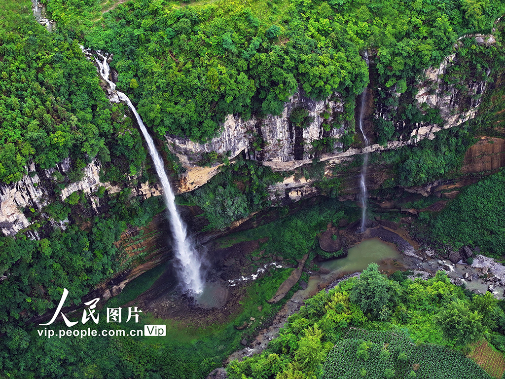 湖北恩施:云龍地縫瀑布蔚為壯觀【3】