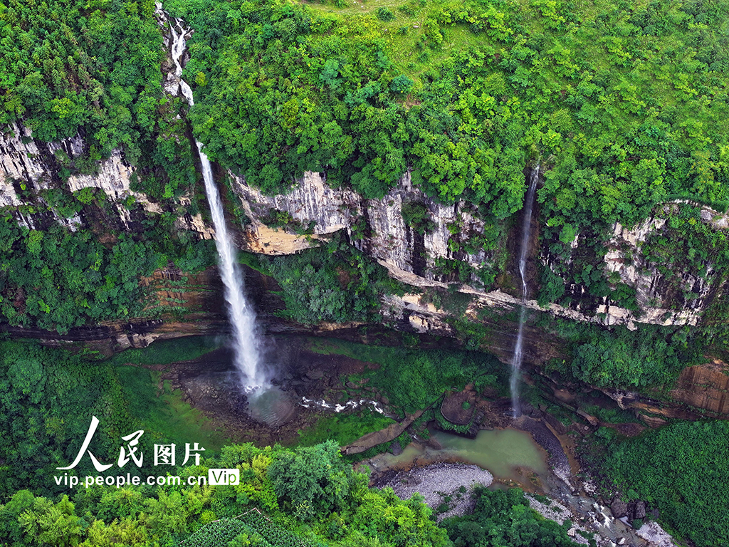 湖北恩施:云龍地縫瀑布蔚為壯觀【2】