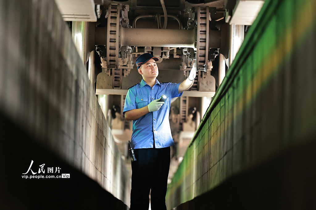 重慶：動車“體檢”備暑運【2】