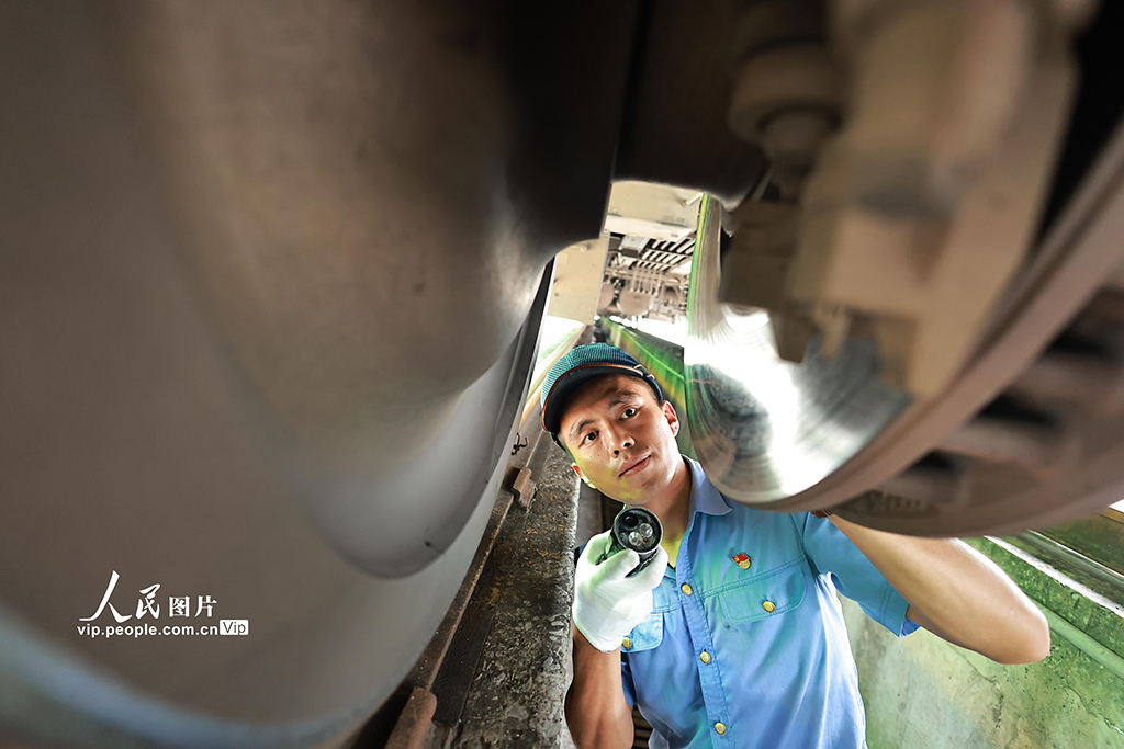 重慶：動車“體檢”備暑運【3】