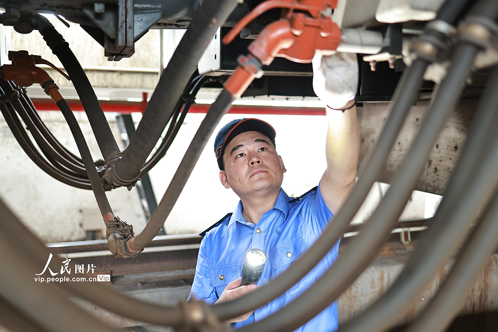 重慶:動車“體檢”備暑運【4】