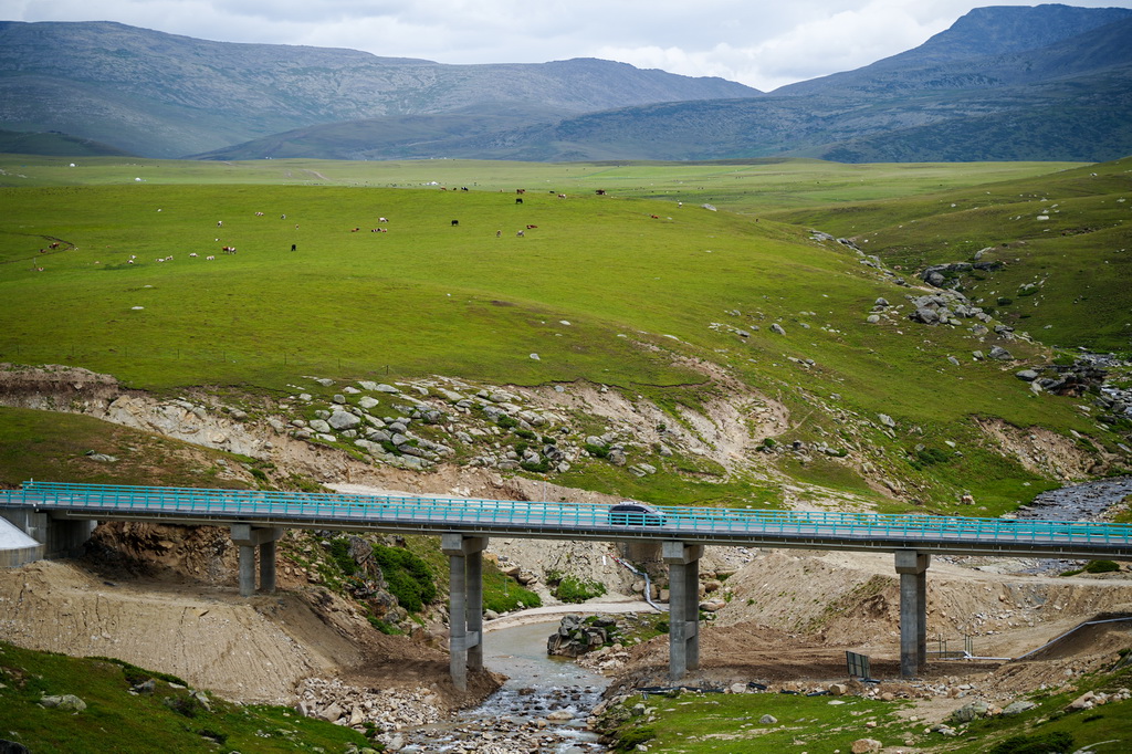 6月30日，車輛行駛在阿禾公路上。