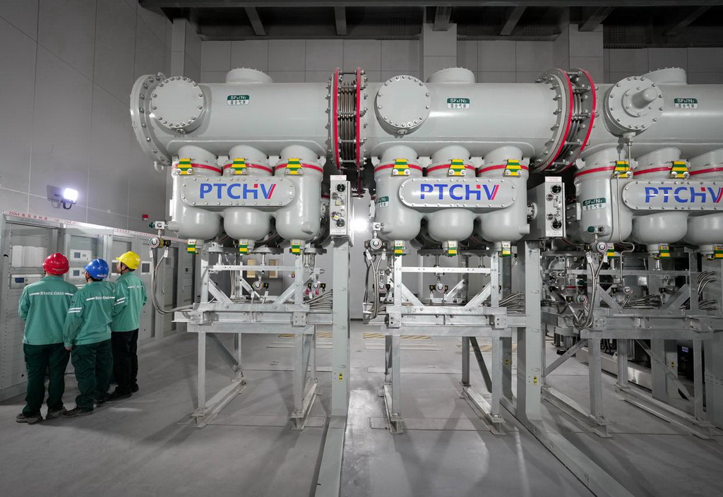 6月30日，工人在雄安新區復興220千伏變電站投運前進行設備檢查。