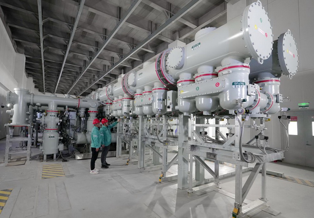 6月30日，工人在雄安新區復興220千伏變電站投運前進行設備檢查。