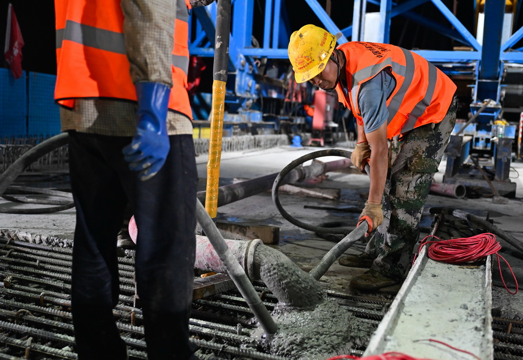 6月30日晚，中國鐵建大橋局施工人員在施工現場進行澆筑作業。