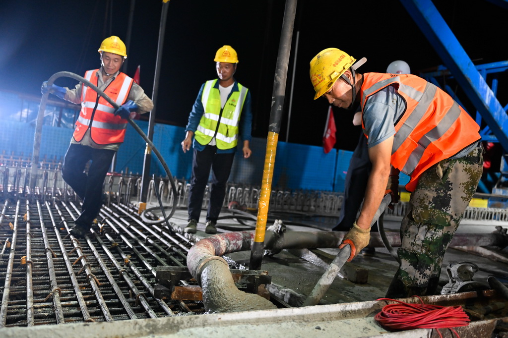 6月30日晚，中國鐵建大橋局施工人員在施工現場進行澆筑作業。