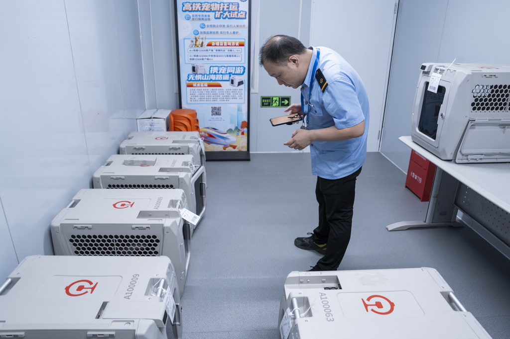 7月1日，武漢站工作人員核對寵物托運信息。