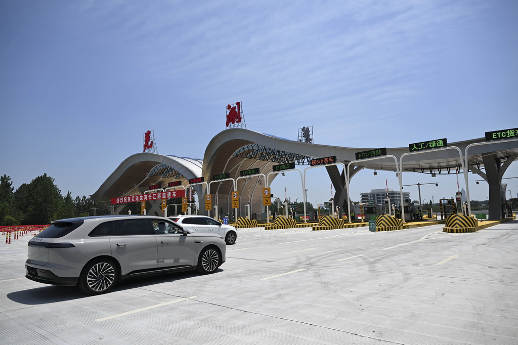 7月1日，車輛通過蕪湖龍灣長江隧道收費站。