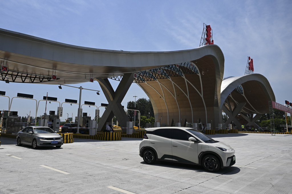 7月1日，車輛通過蕪湖龍灣長江隧道收費站。