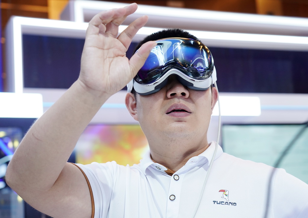 7月2日，參觀者在2025全球數字經濟大會數字經濟國際交流合作體驗區體驗一款MR混合現實設備。