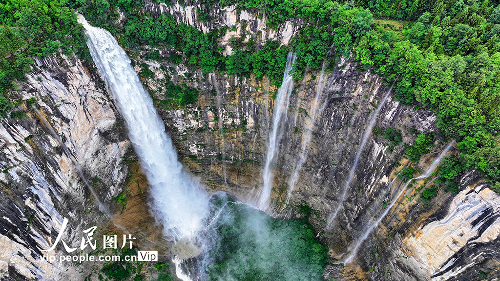 湖北恩施：碼料溪瀑布蔚為壯觀【3】