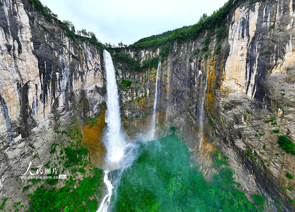 湖北恩施：碼料溪瀑布蔚為壯觀【4】