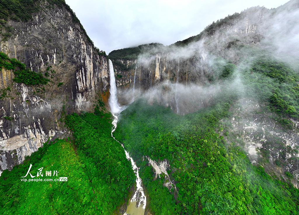 湖北恩施:碼料溪瀑布蔚為壯觀【5】