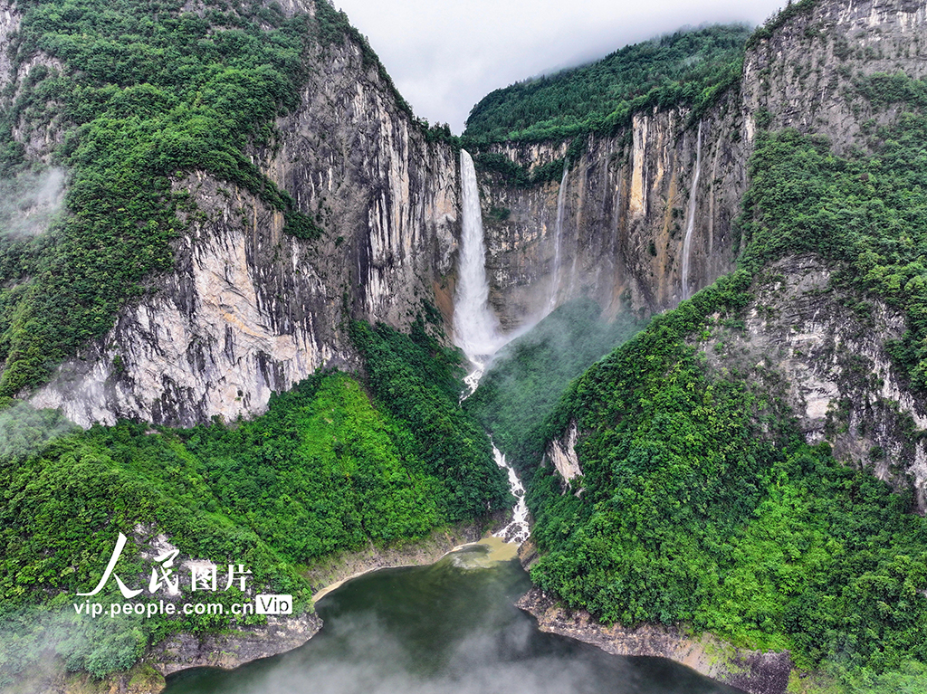 湖北恩施：碼料溪瀑布蔚為壯觀