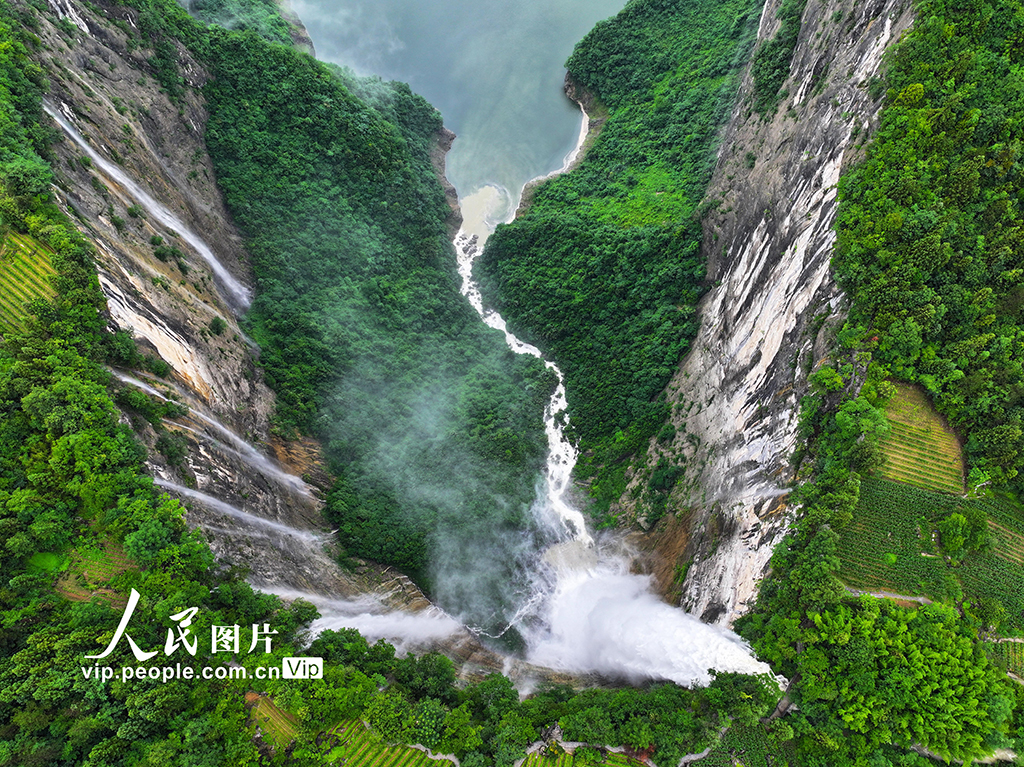 湖北恩施:碼料溪瀑布蔚為壯觀【2】