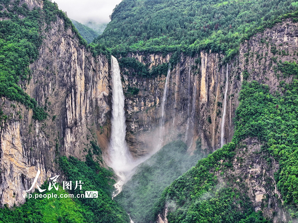 湖北恩施：碼料溪瀑布蔚為壯觀【6】