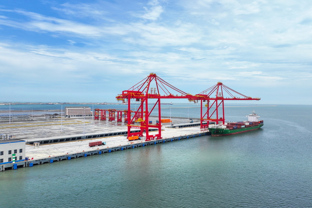 7月2日，集裝箱船舶靠泊在東營港一突堤集裝箱碼頭（無人機照片）。