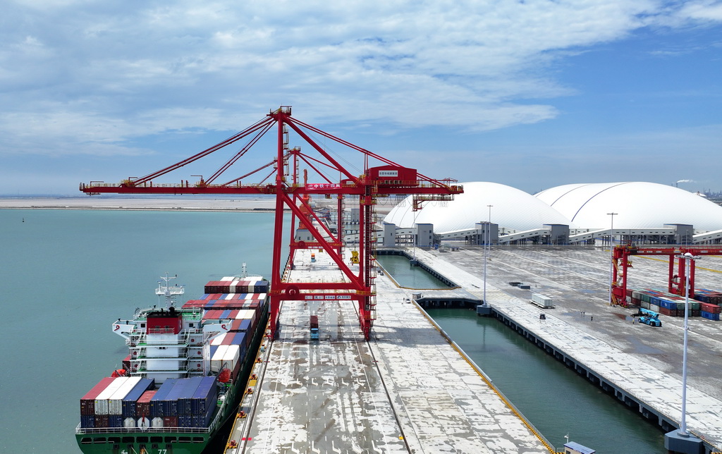 7月2日，集裝箱船舶靠泊在東營港一突堤集裝箱碼頭（無人機照片）。