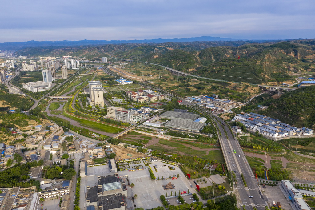 山西省呂梁市興縣縣城一景（7月1日攝，無人機照片）。新華社記者 楊晨光 攝