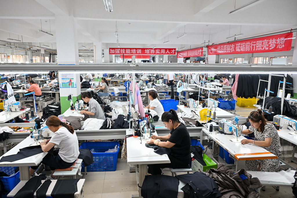 這是位于山西省靜樂縣小康苑移民安置區的就業幫扶車間（7月1日攝）。新華社記者 李鑫 攝