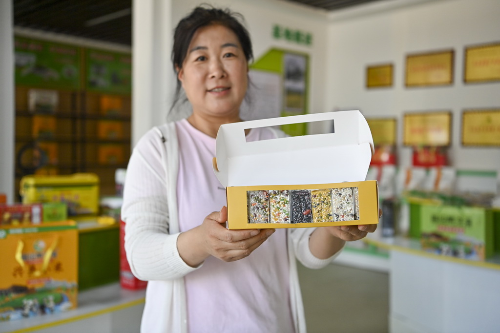 在山西省呂梁市興縣晉綏黃河灣農業開發有限公司，工作人員展示一款雜糧產品（7月1日攝）。新華社記者 楊晨光 攝