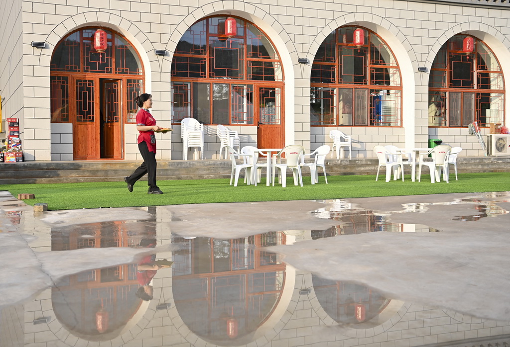 在山西省呂梁市興縣蔡家崖村的一處農家樂，工作人員準備飯菜（6月30日攝）。新華社記者 楊晨光 攝