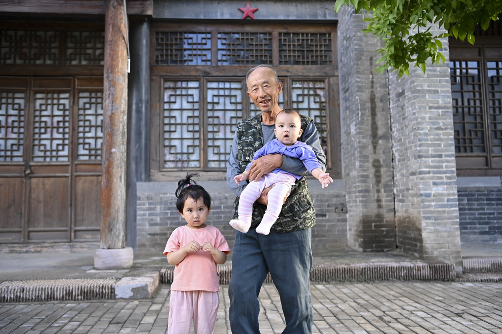 村民在山西省呂梁市興縣蔡家崖村留影（6月30日攝）。新華社記者 楊晨光 攝