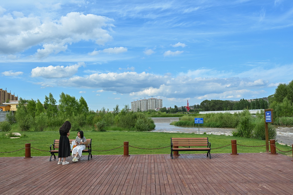 市民在山西省忻州市靜樂縣汾河川國家濕地公園休閑（7月1日攝）。新華社記者 李鑫 攝