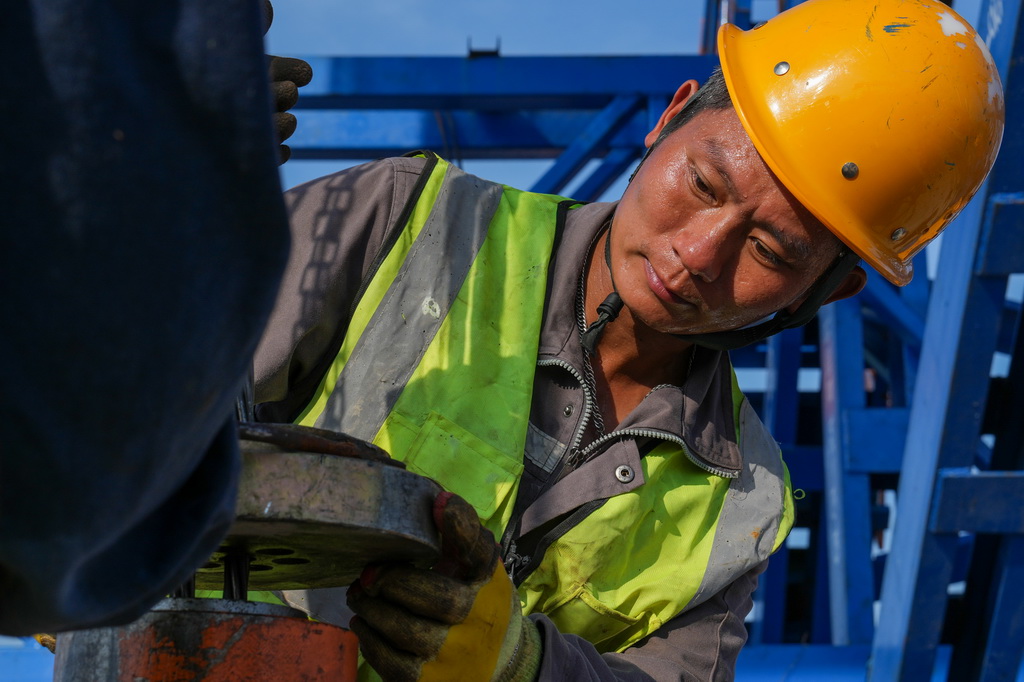 7月3日，中鐵上海工程局的工人在寧淮城際鐵路（南京至淮安）5標項目跨203縣道連續梁施工現場作業。