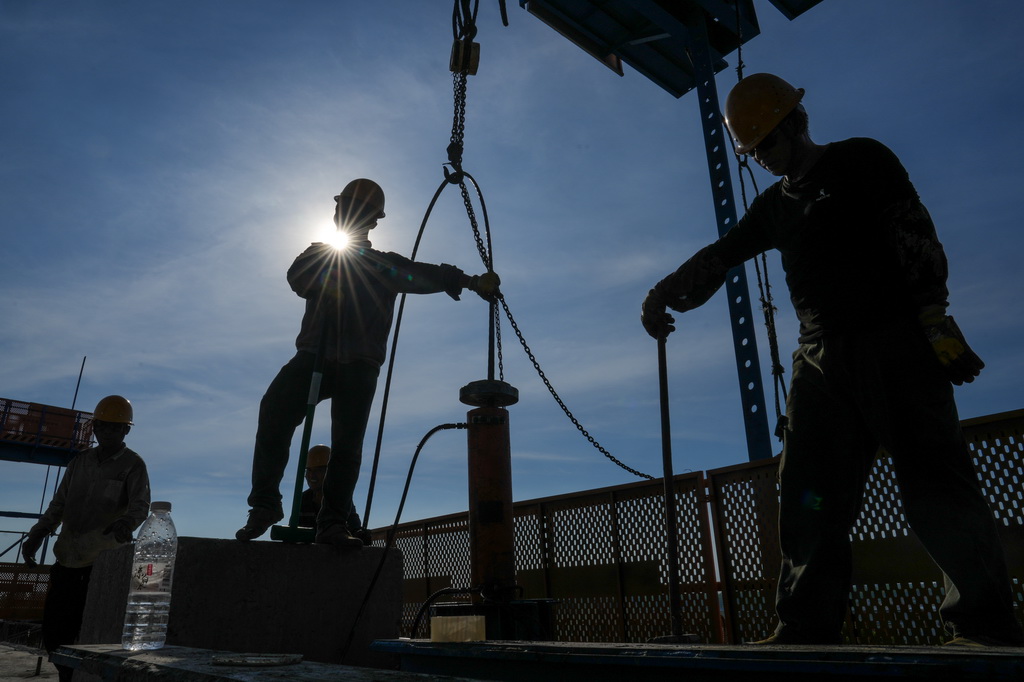 7月3日，中鐵上海工程局的工人在寧淮城際鐵路（南京至淮安）5標項目跨203縣道連續梁施工現場作業。