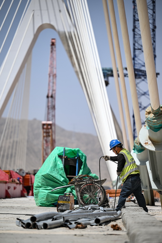 7月3日，工人在黑山峽黃河特大橋建設現場施工作業。