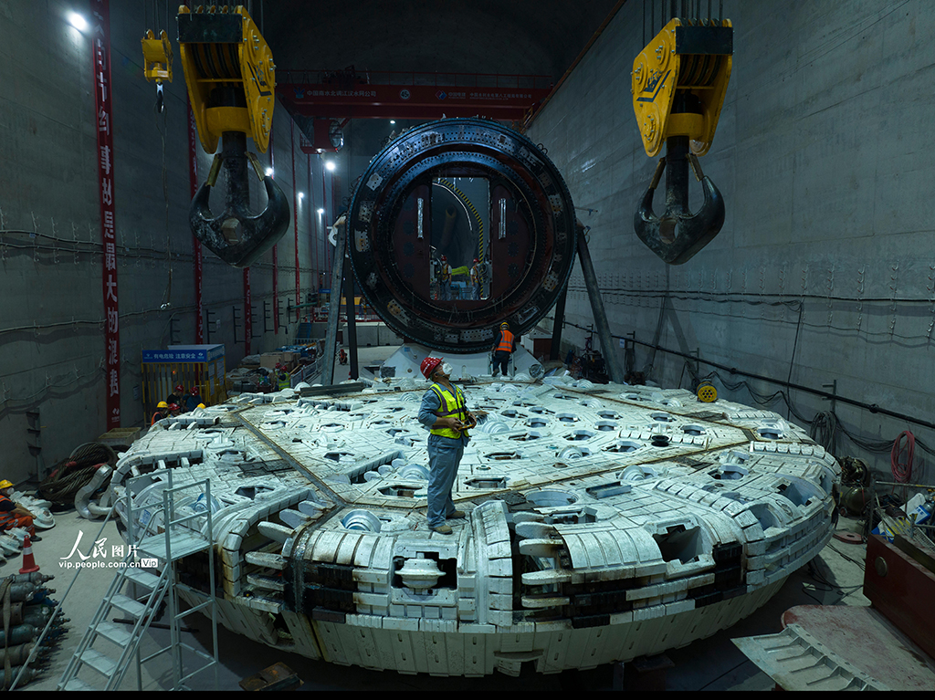 湖北宜昌：“江漢領航號”硬巖掘進機洞內組裝全面展開