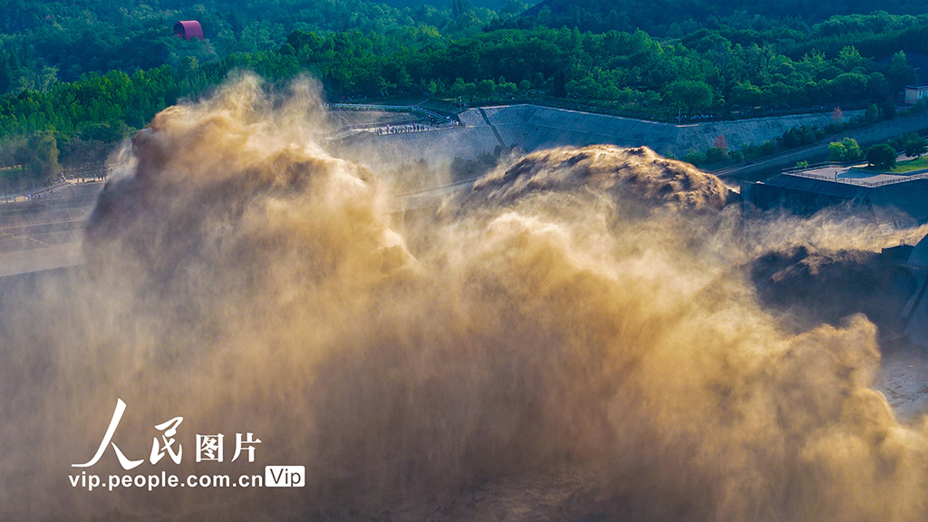 河南洛陽：黃河小浪底再現“黃龍出閘”景觀