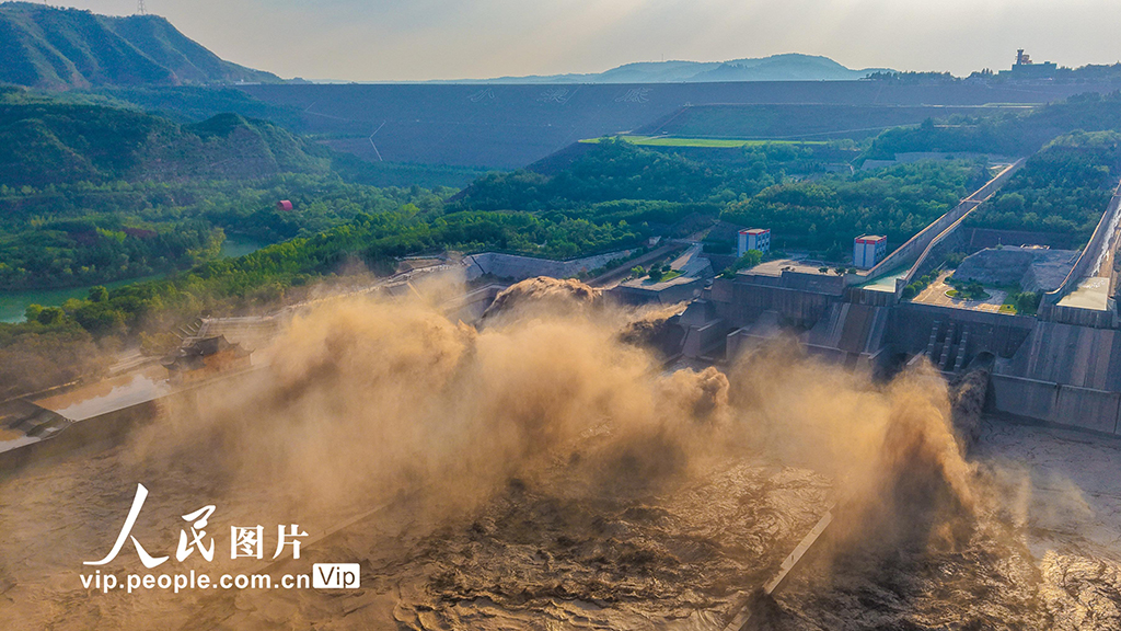 河南洛陽：黃河小浪底再現“黃龍出閘”景觀【2】