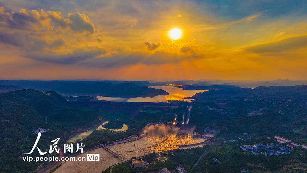 河南洛陽：黃河小浪底再現“黃龍出閘”景觀【5】