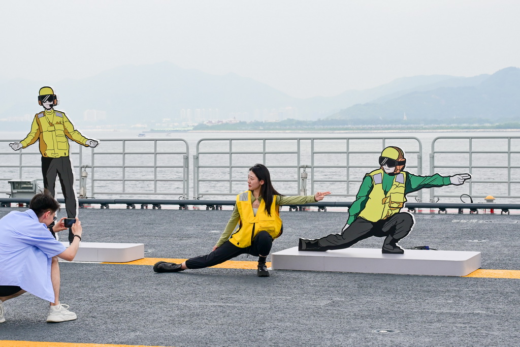 7月5日，民眾在海軍山東艦上留影紀念。