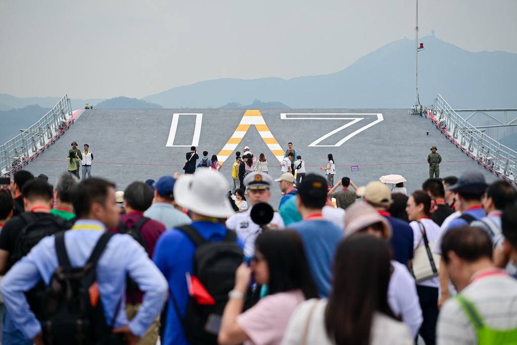 7月5日，民眾在海軍山東艦上參觀、拍照。