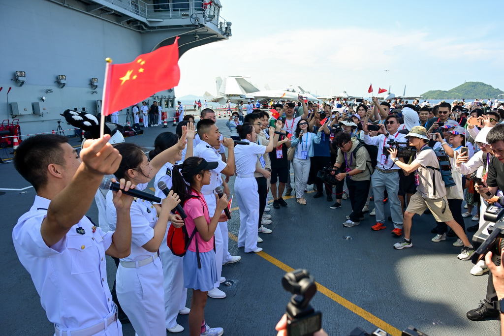 7月5日，編隊官兵為來訪民眾舉行快閃活動。