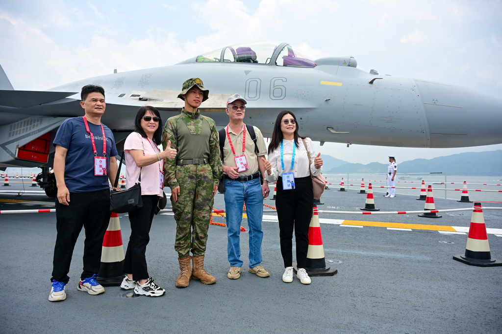 7月5日，民眾在海軍山東艦上留影。