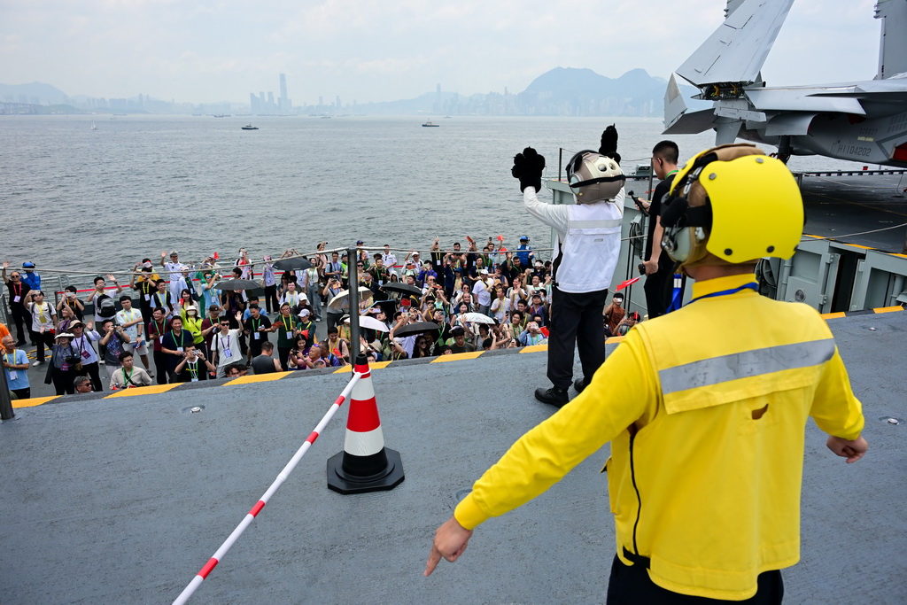 7月5日，民眾乘坐海軍山東艦升降機離開甲板。