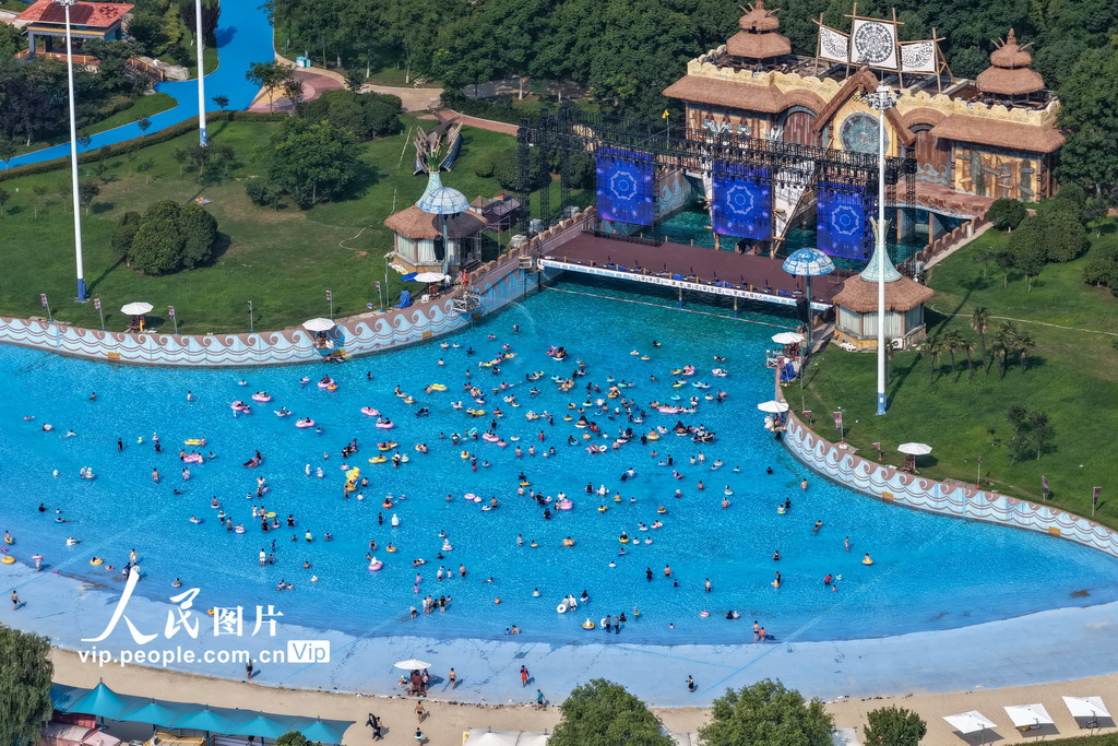 2025年7月5日，人們在江蘇省南京市湯山歡樂水世界戲水納涼。