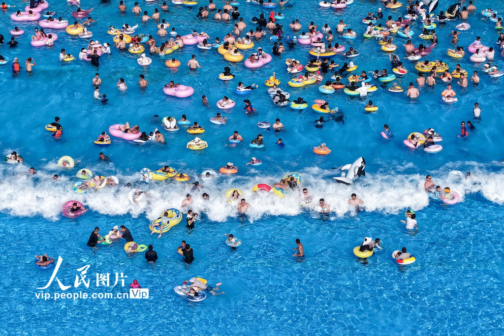 2025年7月5日，人們在江蘇省南京市湯山歡樂水世界戲水納涼。