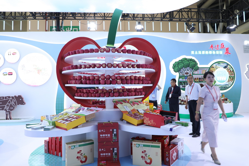 這是7月6日在蘭洽會展館內拍攝的甘肅靜寧蘋果展臺。