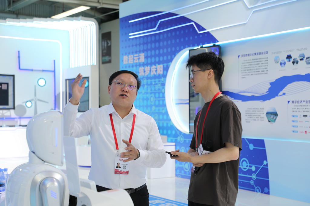  7月6日，在蘭洽會展館內，一名展商在介紹醫療診療產品。