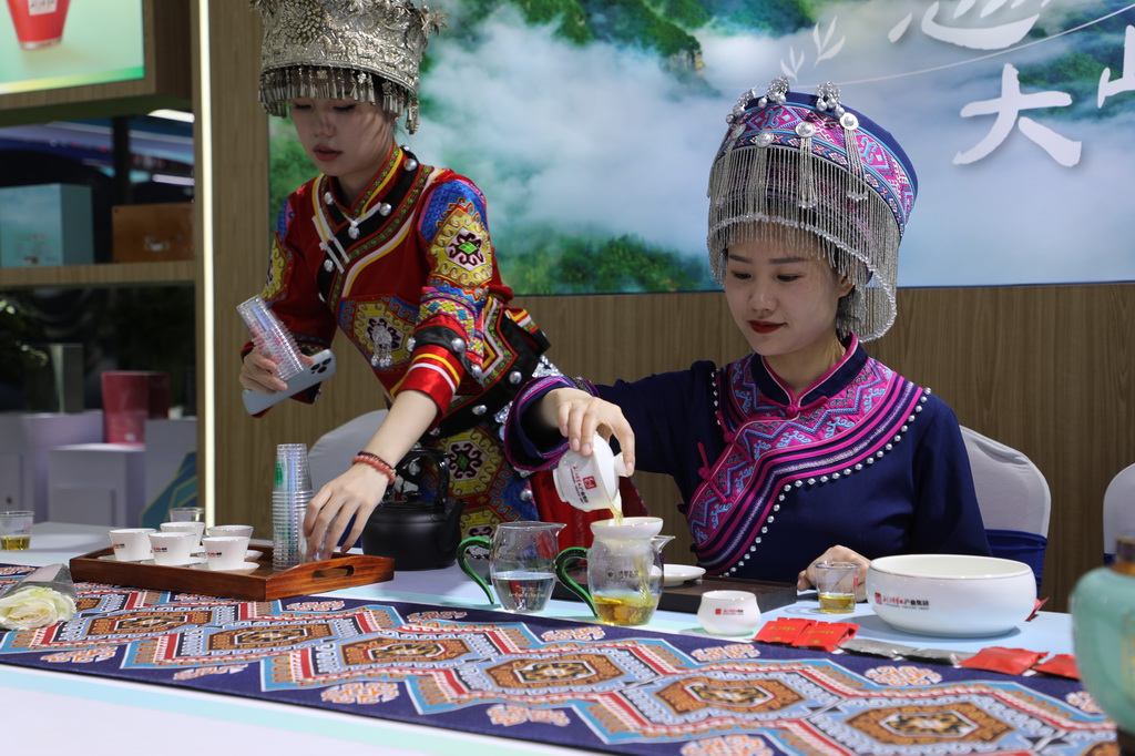 7月6日，湖北恩施茶商在蘭洽會展館內為賓客斟茶。