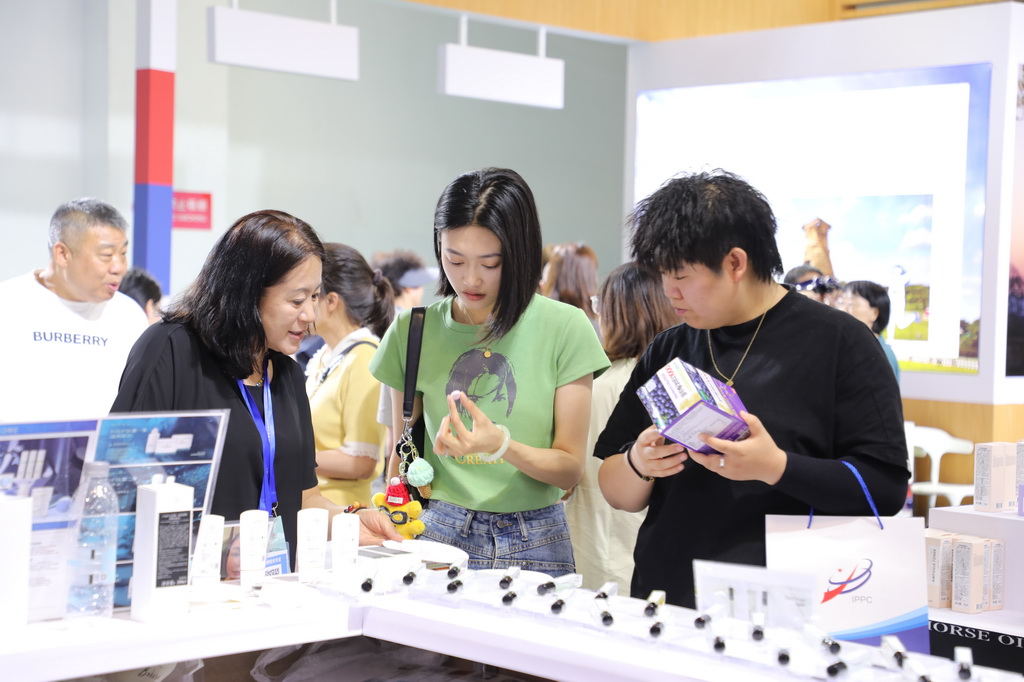 7月6日，一名韓國客商（前左一）在蘭洽會上向參會嘉賓推介商品。