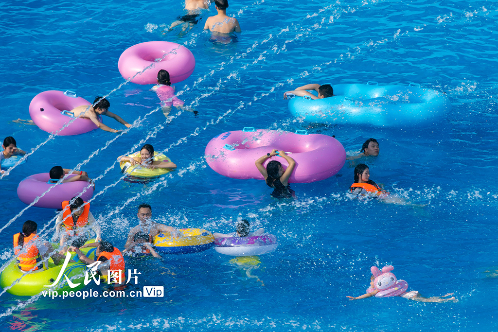 重慶:持續高溫天氣 市民戲水消暑【5】