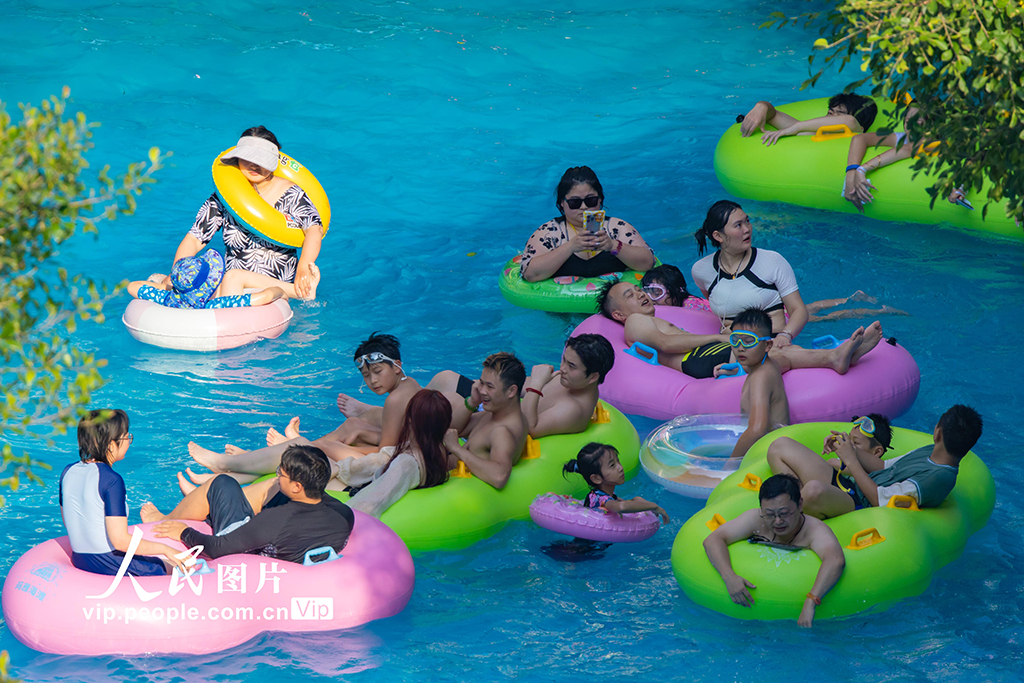 重慶:持續高溫天氣 市民戲水消暑【3】