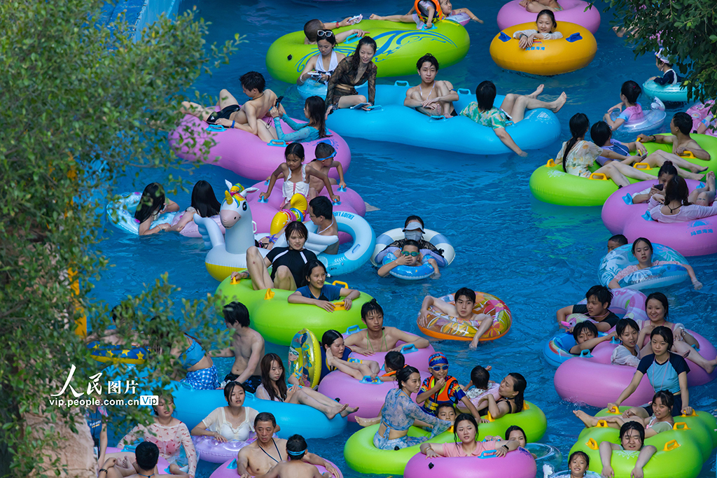 重慶:持續高溫天氣 市民戲水消暑【4】