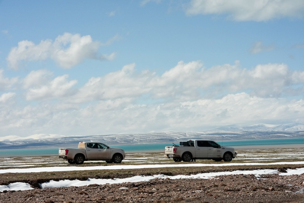 巡山隊員在可可西里卓乃湖附近巡護（7月3日攝）。